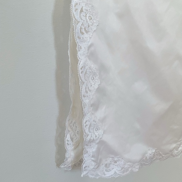 Vintage pale pate white nylon slip skirt with creamy floral lace trim - Picture 6 of 6
